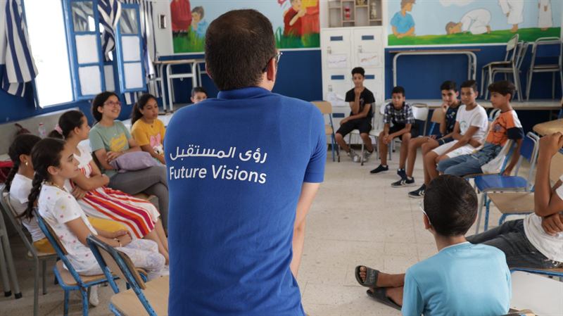 مجموعة من الشباب في حلقة نقاش مع مؤطّر من رؤى المستقبل