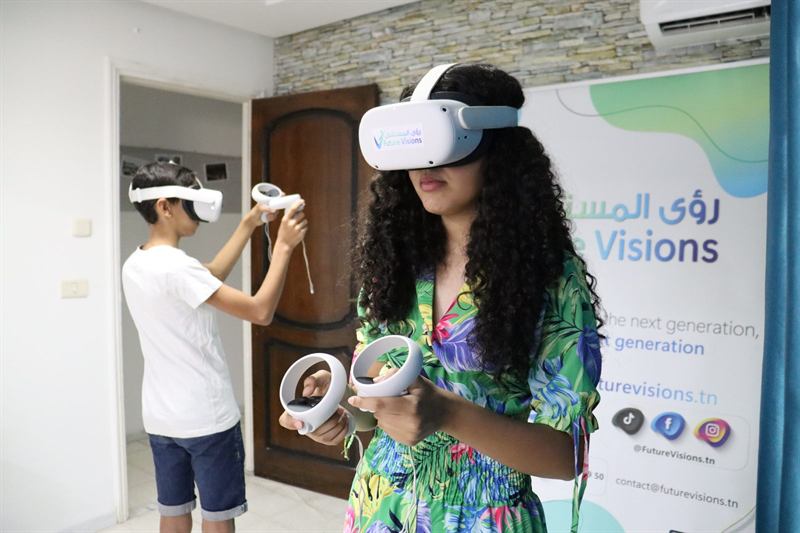 شابة وشاب يجرّبان نظارات الواقع الافتراضي خلال ورشة لرؤى المستقبل